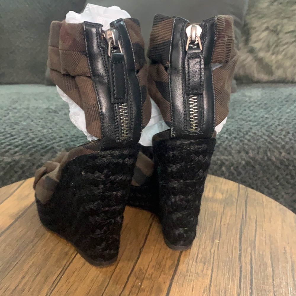 AUTHENTIC BURBERRY WEDGES - Picture 7 of 9